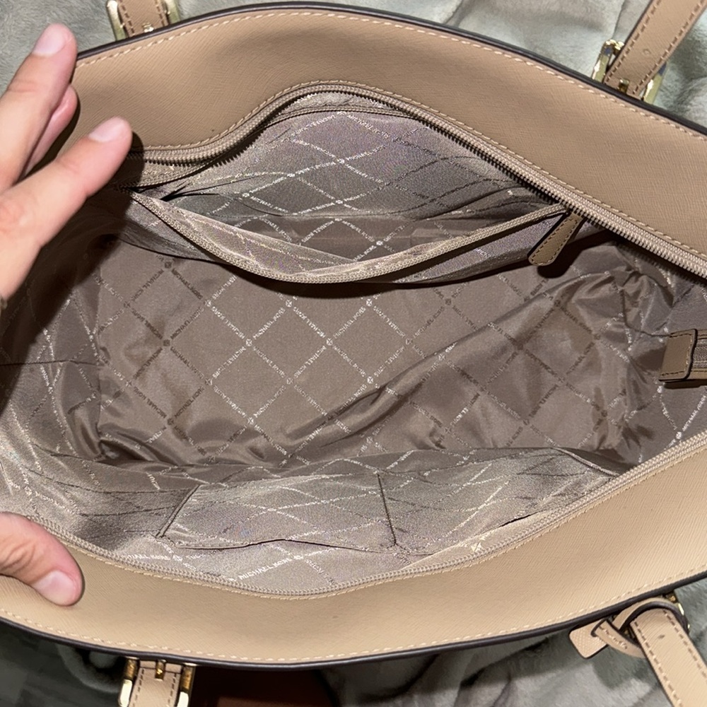 MK Purse - Picture 2 of 3